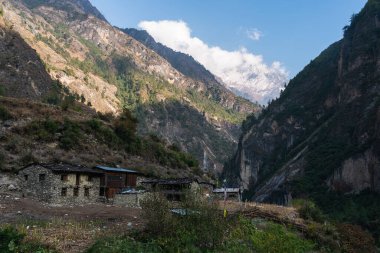 Manaslu çevresindeki küçük köy Nepal, Asya 'da Himalaya dağlarıyla çevrili.