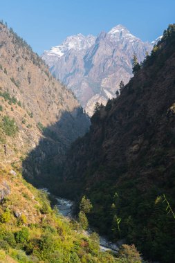 Nepal, Asya 'da Himalaya dağları tarafından çevrelenmiş Manaslu çevre yürüyüş rotasının manzarası