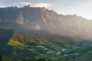 Kinabalu dağının tepesinde güzel bir sabah güneşinin doğuşu, Malezya 'nın en yüksek zirvesi Borneo Adası, Sabah Eyaleti, Malezya, Asya