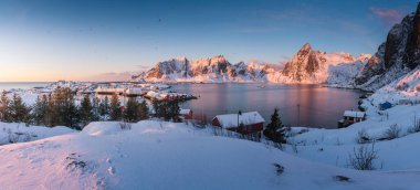 Kış mevsiminde Lofoten adasının panoramik manzarası sabah gündoğumu, Nordland Norveç, İskandinavya, Avrupa