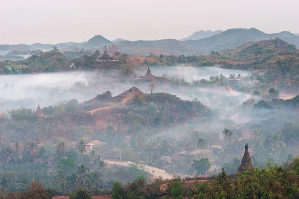 Vackert Landskap Bergslager Och Gamla Tempel Och Pagoda Med Dimma — Stockfoto