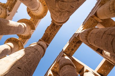 Karnak tapınağında hiyeroglifli taş sütun, Luxor şehrinde dünyanın en büyük tapınağı, Yukarı Mısır, Afrika