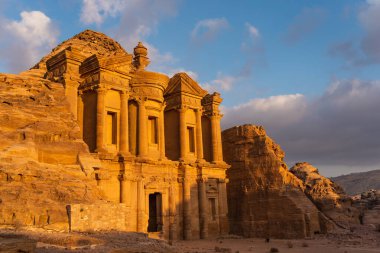Petra 'daki manastır veya Ad Deir harabesi ve antik Nabatean şehri UNESCO dünya mirası sahası günbatımında, Ürdün, Arap, Asya