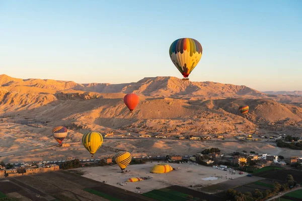 Luxor şehrinde Kral Vadisi 'nin üstündeki sıcak hava balonları bir sabah içinde, Yukarı Mısır, Afrika