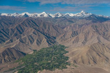 Yaz mevsiminde Leh 'in güzel dağları, Ladakh bölgesi, Hindistan ve Asya' daki Himalaya dağları.