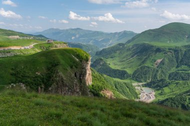 Yaz mevsiminde Kafkasya dağlarının güzel manzarası ve çayır, Gudauri kasabası, Gürcistan, Avrupa