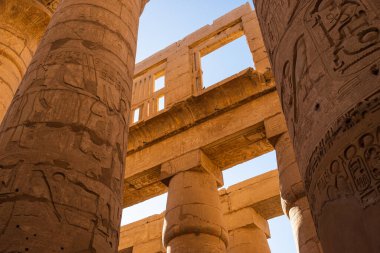 Karnak tapınağındaki taş sütunlar dünyanın en büyük tapınağı Luxor şehrinde, Yukarı Mısır, Afrika
