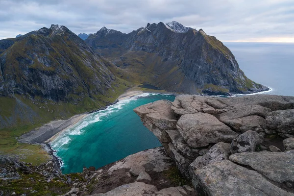 Bulutlu bir günde Ryten bakış açısı, Nordland, Norveç, İskandinavya, Avrupa 'daki Lofoten adasının ünlü bakış açısı