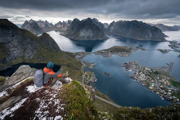 Viajante Sentado Desfrutando Vista Ilha Lofoten Topo Cimeira Reinebringen Ilha — Fotografia de Stock
