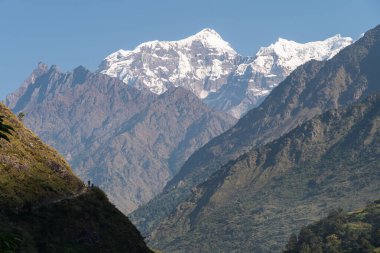 Manaslu yürüyüş rotasından Saula dağı zirvesi manzarası, Himalaya dağları Nepal, Asya sıraları