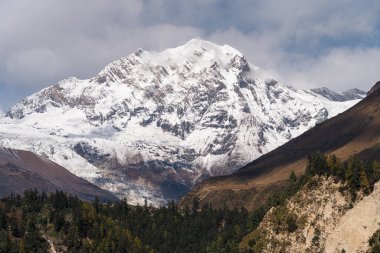 Himalaya dağları, Asya, Nepal 'deki Lho köyünden Naike dağ zirvesi manzarası