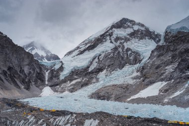 Himalaya dağlarıyla çevrili Everest ana kampındaki kamp alanı, Nepal, Asya