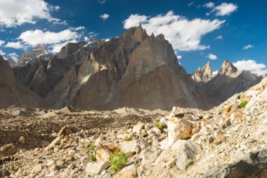 Karakoram dağlarının manzarası Trango kulesi ve K2 ana kamp yürüyüş rotasındaki Lobsang kulesi, Gilgit Baltistan, Pakistan, Asya