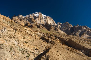 Karakoram Dağları 'ndaki Paiju dağı tepesi Gilgit Baltistan, Pakistan, Asya' daki K2 ana kamp yürüyüş rotası.