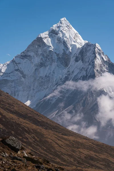 Ama Dablam dağı zirvesi, Everest bölgesinin en ünlü zirvesi Nepal, Asya 'daki Himalaya dağ sırası.