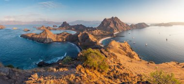 Padar 'ın panoramik görüntüsü Komodo Ulusal Parkı' nda sabah güneşinde, Endonezya, Asya 'daki Flores Adası' nda