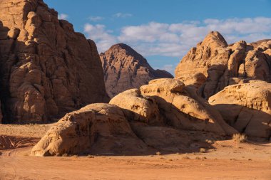 Ürdün, Asya 'daki Wadi Rum Çölü' nde kaya dağları ve çöl manzarası