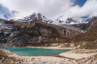 Manaslu 'nun Samagaun köyündeki güzel Birendra Gölü Nepal, Asya' daki Himalaya Dağları 'ndaki Pist Yürüyüşü