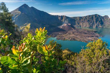 Rinjani volkanik dağ manzarası Sembalun krater kamp alanından sabah gündoğumu, Lombok adası, Endonezya, Asya