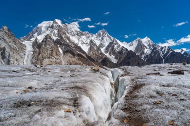 Karakoram dağlarındaki yüksek kar dağları sıradağları ve Vigne buzulu, K2 ana kamp yürüyüşü, Pakistan, Asya