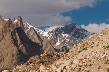Karakoram dağları K2 ana kamp yürüyüş rotası, Pakistan 'da Gilgit Baltistan, Asya