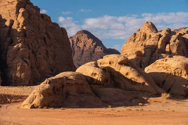 亚洲约旦Wadi Rum沙漠的岩石山脉和沙漠景观 — 图库照片