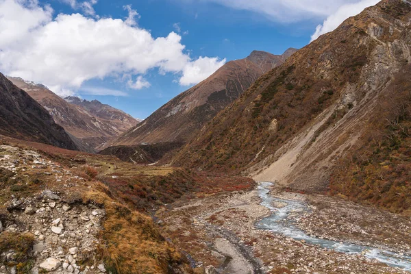 Himalaya dağları, Nepal, Asya 'daki Manaslu pistinde yürüyüş rotası.