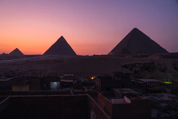 Giza Platosu 'nun tepesinde Giza, Kahire, Aşağı Mısır, Afrika gibi güzel bir günbatımında Büyük Piramitler