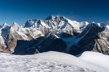Everest, Lhotse ve Nuptse dağlarının zirvesi Mera zirvesinden bir sabah sonra, Himalaya dağları Nepal, Asya 'da sıralanır.