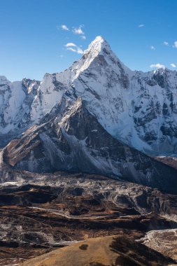 Ama Dablam dağ zirvesi, Everest 'in ana kampının ünlü zirvesi Chukung Ri' den Himalaya dağlarının Nepal, Asya 'daki dağ sırasından yürüyüş rotası görüntüsü.