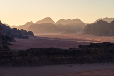 Gün doğumunda Wadi Rum Çölü 'nde güzel dağlar katman ve çöl Ürdün, Arap, Asya