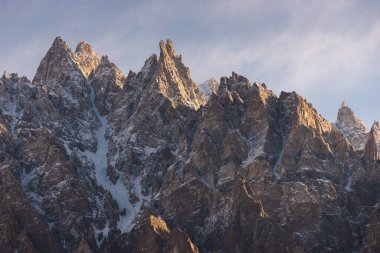 Passu Katedrali 'nin tepesi sabah güneşinde, Karakoram dağları Passu vadisinde, Gilgit Baltistan, Pakistan, Asya