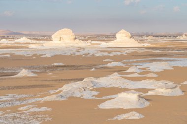 Beyaz Çölde taştan ve çölden oluşan güzel bir manzara, Mısır, Asya