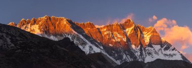 Himalaya 'nın Everest bölgesindeki Chukung Köyü' nden Lhotse Dağı zirvesi manzarası üzerinde akşam gün batımı ışığı, Nepal, Asya