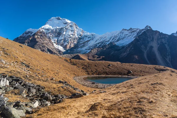 Chamlang Berggipfel Hinter Kleinem Alpensee Ein Langer Weg Zum Amphulapcha — Stockfoto