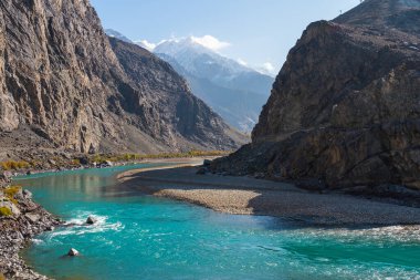 Ghizer nehri sonbahar mevsiminde, Hindu Gush dağları Gilgit Baltistan, Pakistan, Asya 'da