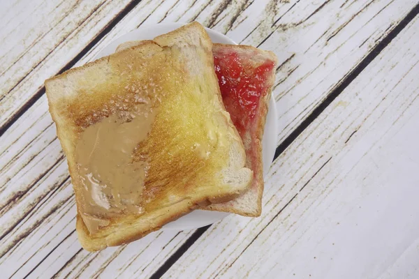 Rebanadas de pan sándwich y mantequilla y mermelada . — Foto de Stock