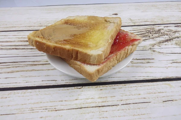 サンドイッチのパンとバターとジャムのスライス. — ストック写真
