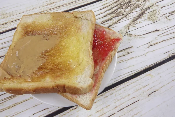 サンドイッチのパンとバターとジャムのスライス. — ストック写真