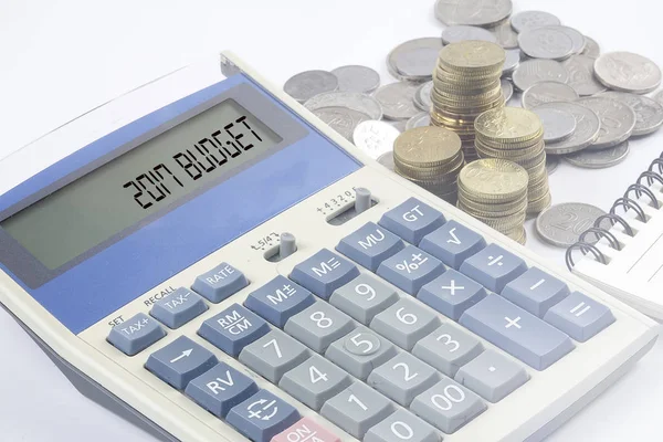 Monedas y calculadora con texto conceptual de negocios y finanzas . —  Fotos de Stock