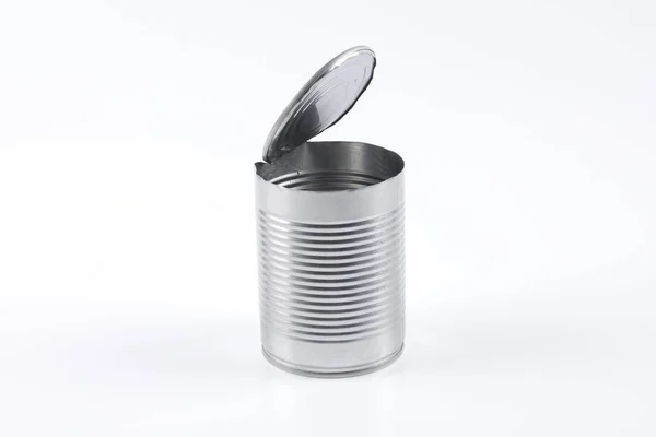 Vacío lata de aluminio oped aislado en blanco . —  Fotos de Stock