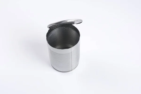 Vacío lata de aluminio oped aislado en blanco . — Foto de Stock