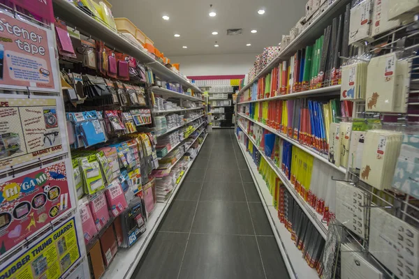 Kuala Lumpur, 16 januari 2017: binnenaanzicht van een Daiso winkel op 16 januari 2017. Daiso is de grootste franchise van "100-yen-shops" met 2500 winkels in Japan en overzee 522. — Stockfoto