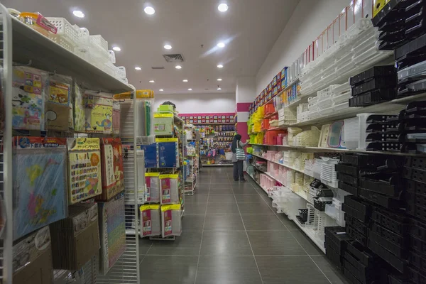 KUALA LUMPUR, 16 DE JANEIRO DE 2017: Vista interior de uma loja Daiso em 16 de janeiro de 2017. Daiso é a maior franquia de "100-yen-shops" com 2500 lojas no Japão e 522 no exterior . — Fotografia de Stock