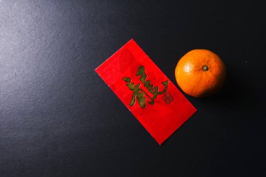 Çin yeni yılı festival süsleri, kırmızı paketleri ve mandarin portakal, altın Çin mektup şans anlamına gelir