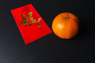 Çin yeni yılı festival süsleri, kırmızı paketleri ve mandarin portakal, altın Çin mektup şans anlamına gelir