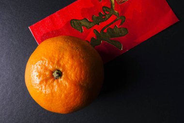 Çin yeni yılı festival süsleri, kırmızı paketleri ve mandarin portakal, altın Çin mektup şans anlamına gelir
