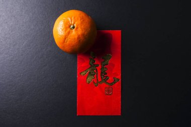 Çin yeni yılı festival süsleri, kırmızı paketleri ve mandarin portakal, altın Çin mektup şans anlamına gelir