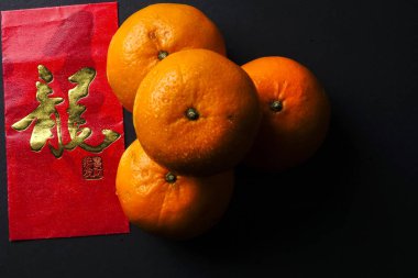 Çin yeni yılı festival süsleri, kırmızı paketleri ve mandarin portakal, altın Çin mektup şans anlamına gelir