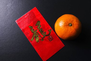 Çin yeni yılı festival süsleri, kırmızı paketleri ve mandarin portakal, altın Çin mektup şans anlamına gelir